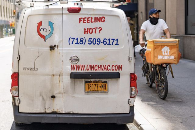 a van in Manhattan that says "feeling hot" on it